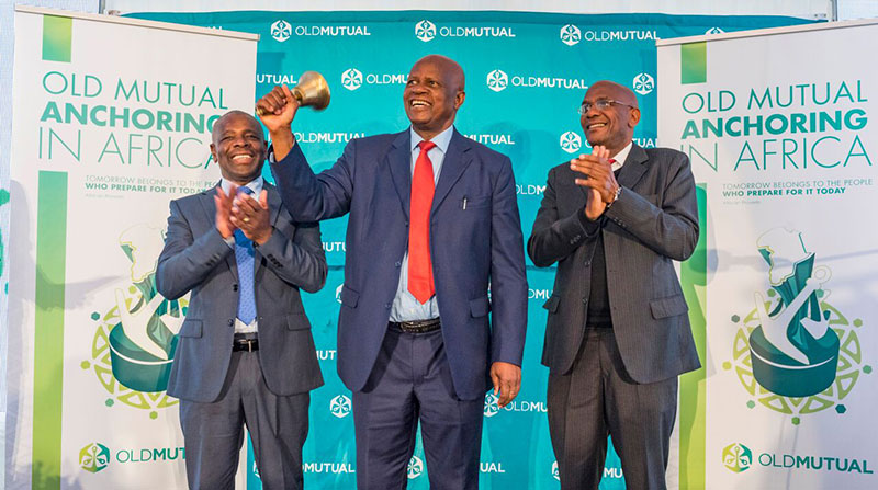 Minister of Finance, Patrick Chinamasa, rings the bell to signal the re-listing of Old Mutual on ZSE. Old Mutual Group CEO, Mr. Jonas Mushosho (left), and ZSE Deputy Chairperson, Bart Mswaka (right), applauding.