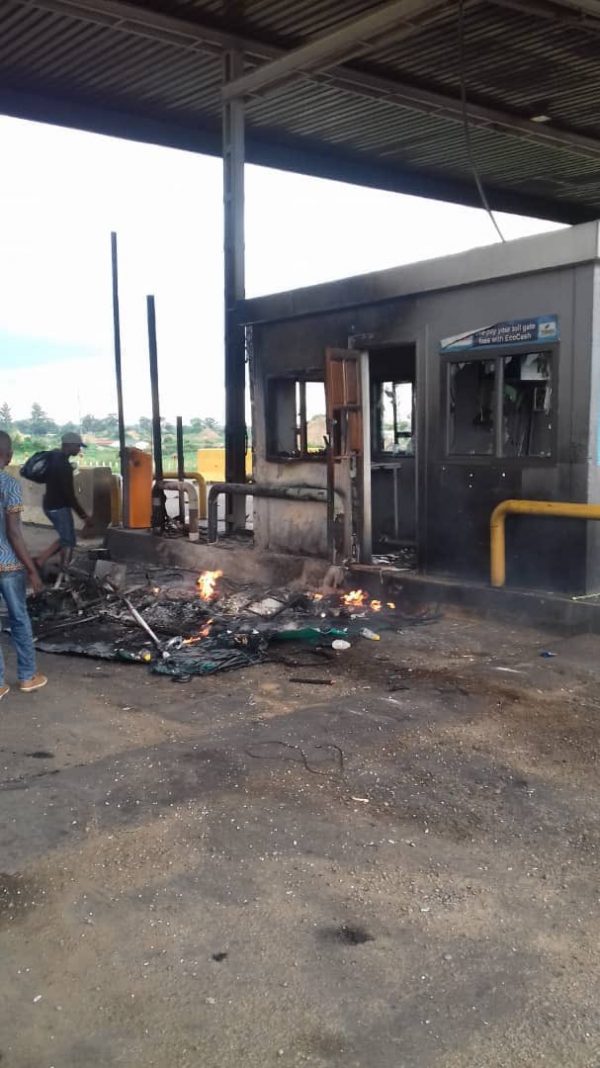 Pictures & Video Protestors Burn Masvingo Road Tollgate (After Mbudzi