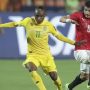 Khama Billiat dribbling past Egypt player. 2019 AFCON Finals, Egypt