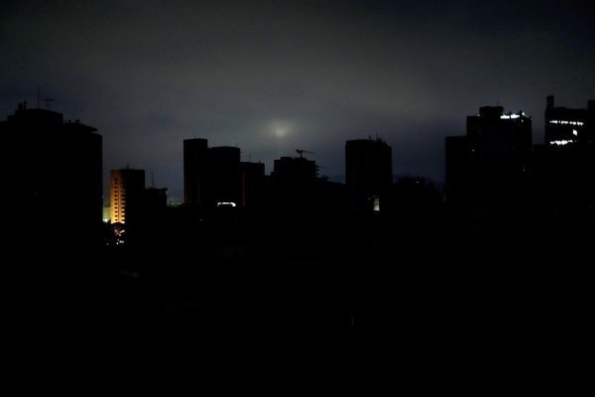 Nationwide Power Cut Hits Zimbabwe, ZESA Rushes To Restore Grid