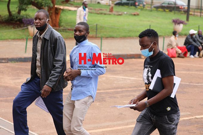 Morris Maphosa Chauke (centre)