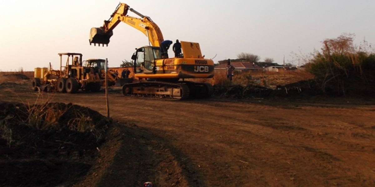 EARTH-MOVING MACHINE CRASH MAN RUN OVER