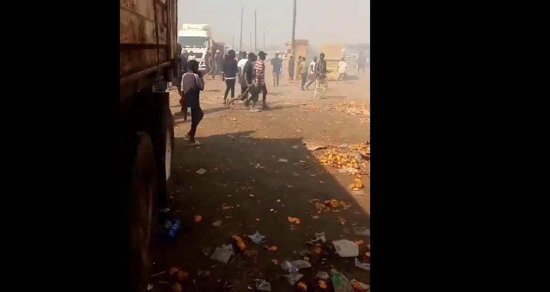WATCH: Zambians Chase Away Congolese Nationals At Kasumbalesa Border