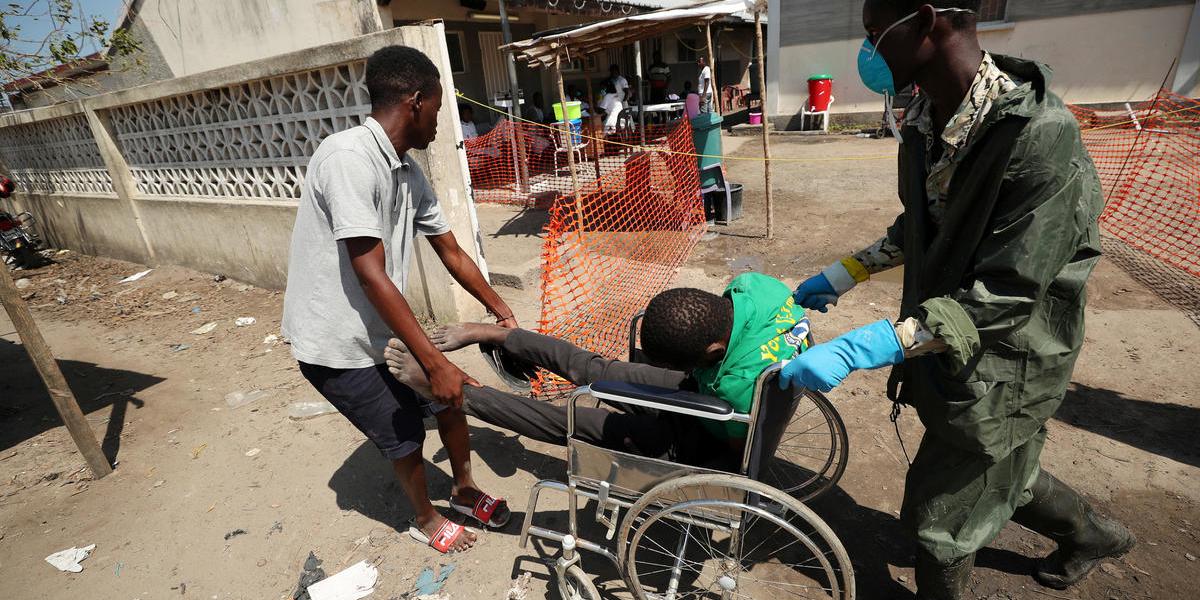 Mozambican Citizens Seeking Cholera Medication In Zimbabwe