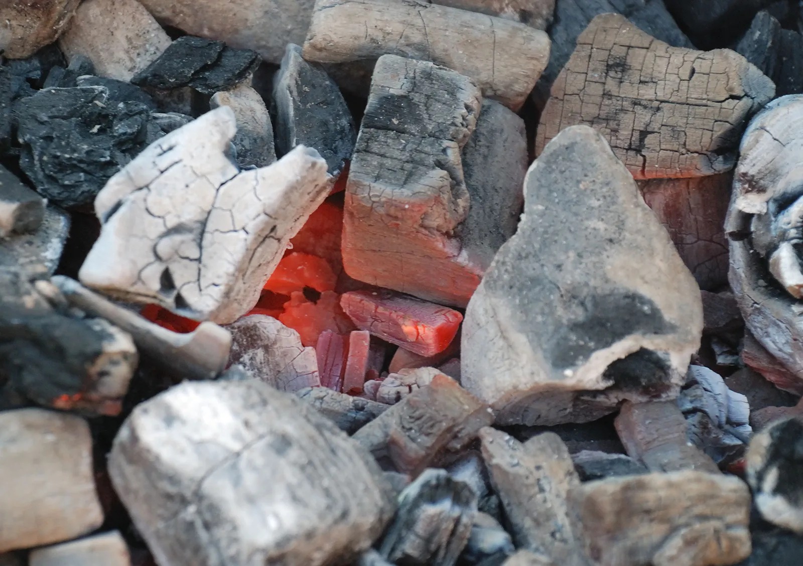 Family Of Five Found Dead In Zvishavane After Using “Mbaura” For Warmth