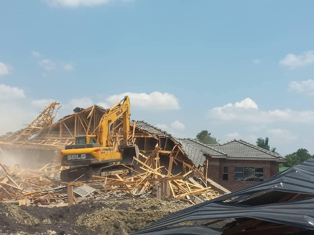 Bulldozers Roll Into St Martins As City Of Harare Demolishes Illegal Structures
