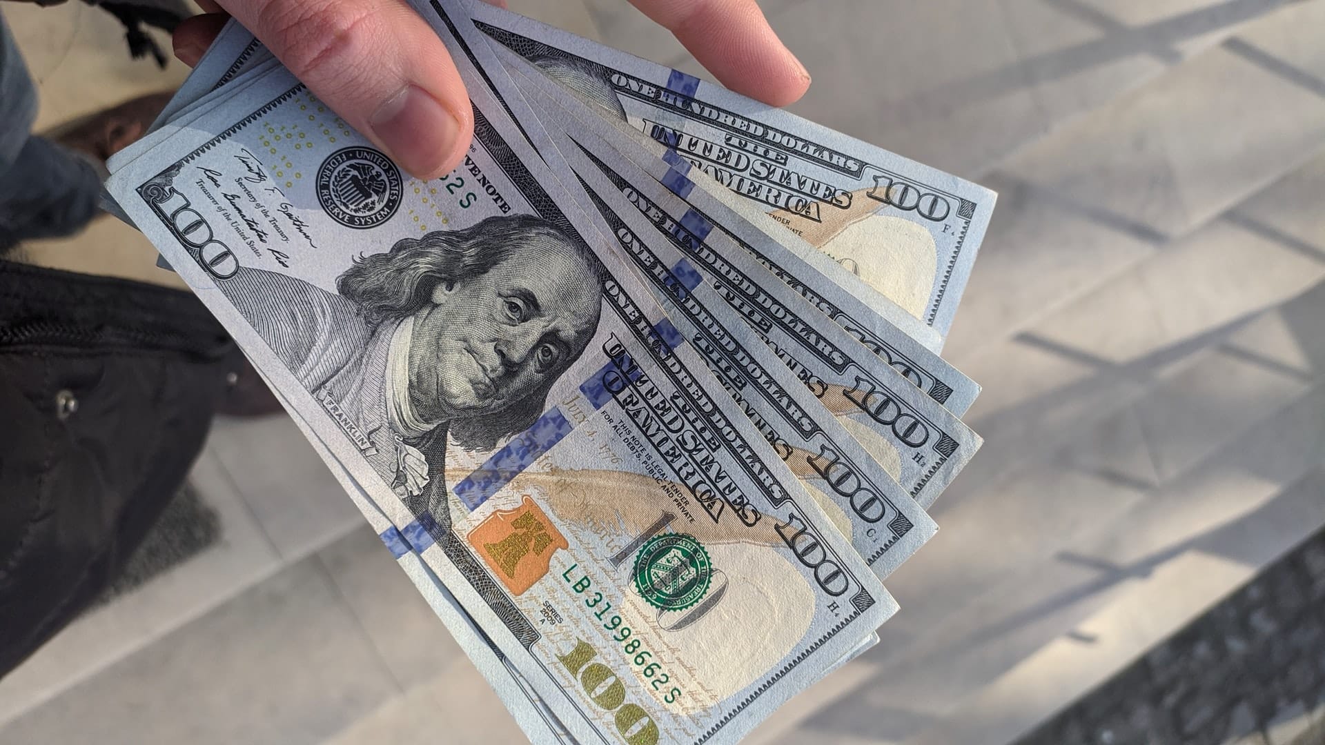 Fraudsters con fuel service station out of US$500 in elaborate US$10 for US$100 note swap scam