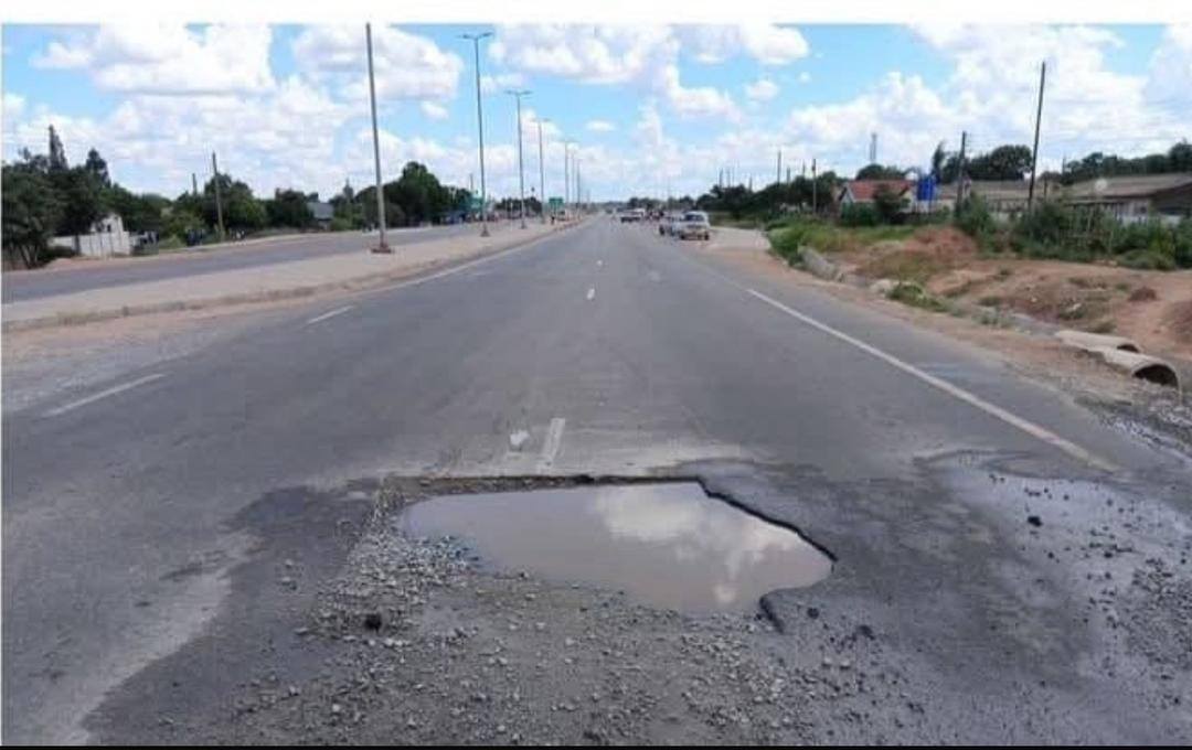 Huge Pothole Appears Near Trabablas Interchange