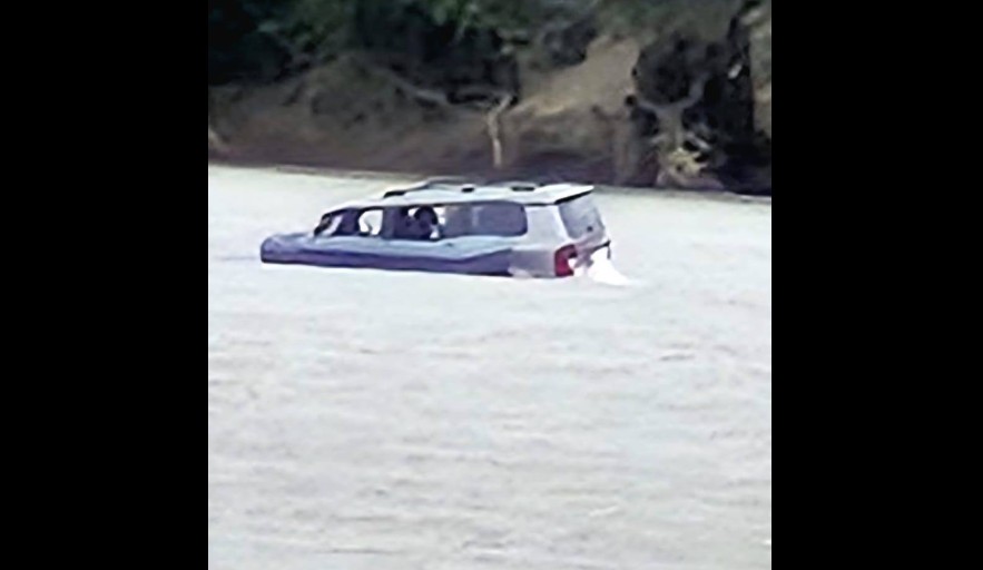 South African Soldiers Intercept Stolen R1.5 Million Land Cruiser In Limpopo River