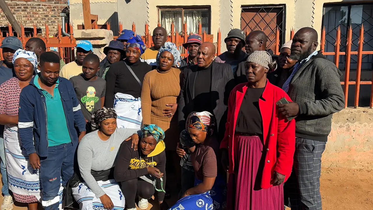 Motsoaledi Pledges To Help Repatriate Bodies Of Zimbabwean Mother And Son Killed By His Official Car