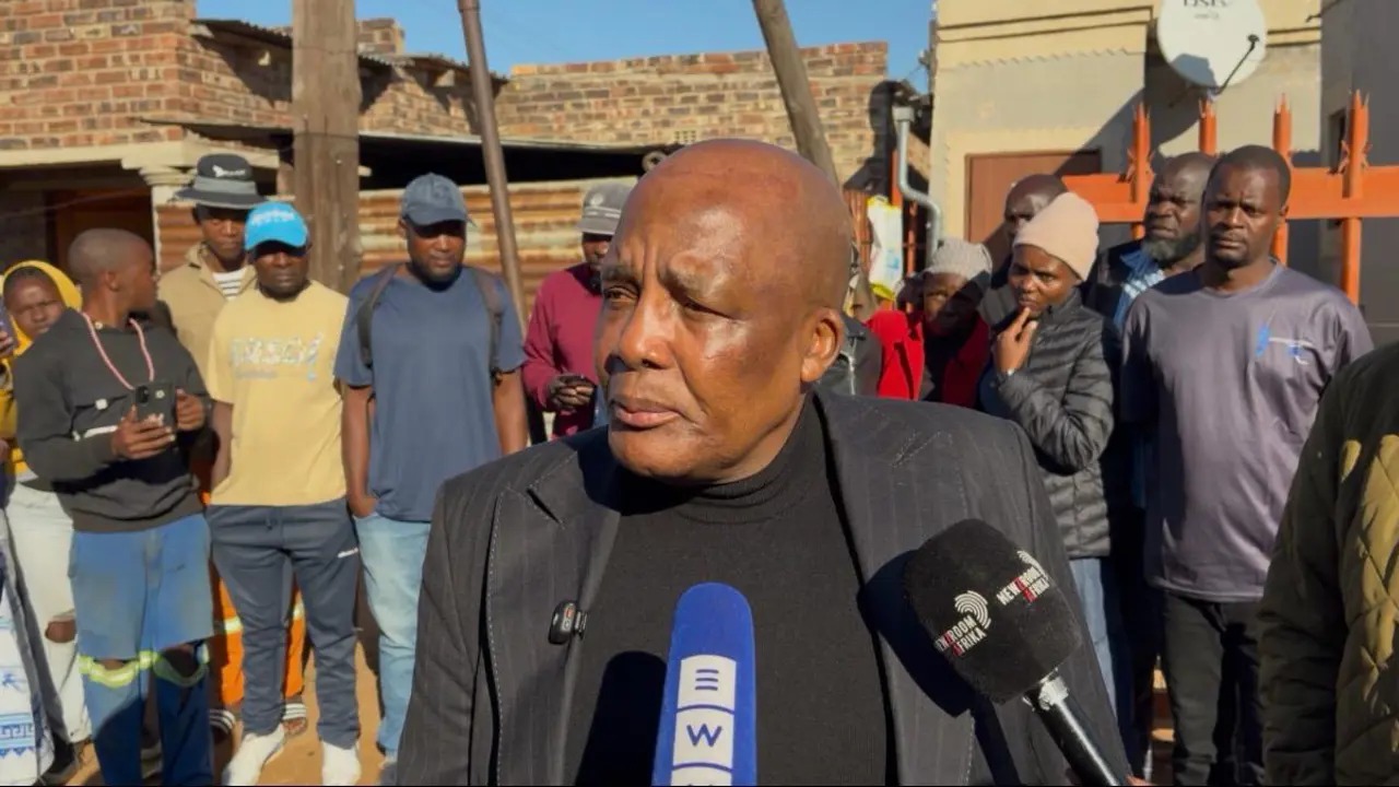 Family Can’t Afford R75,000 To Bury Relatives In Zimbabwe, Motsoaledi To Assist