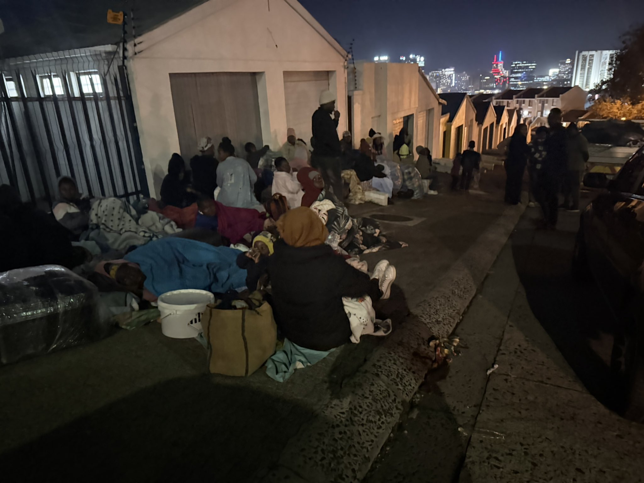 Hundreds Of Zimbabweans To Return Home After Days Camped Outside ...