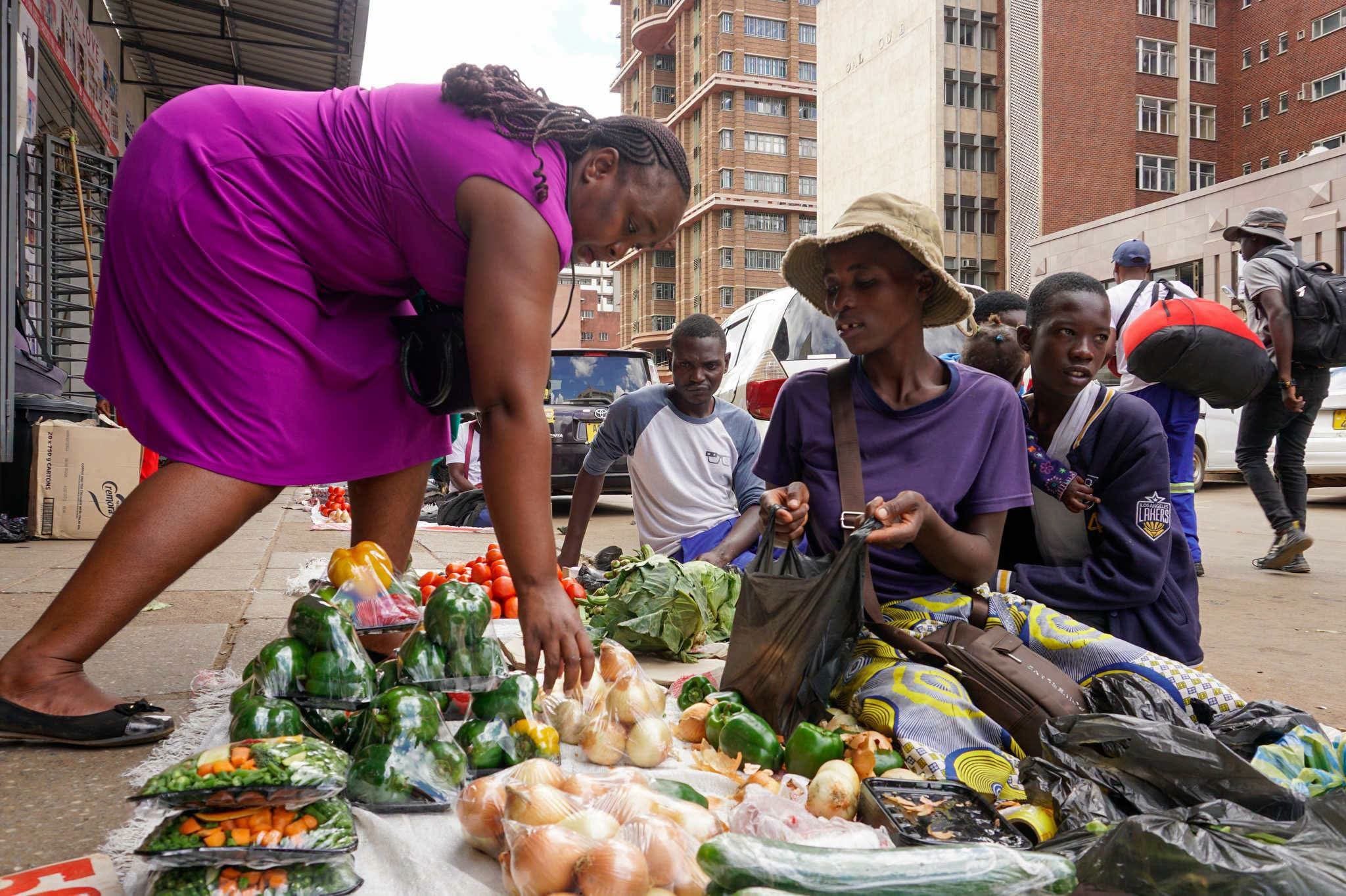 Extortionists demand money from Harare vendors for “protection”