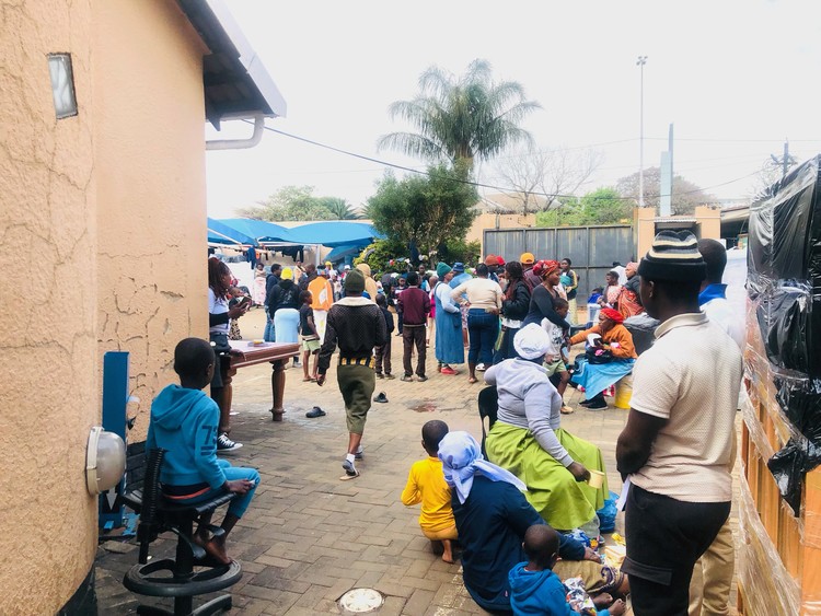 300 Zimbabweans sleep outside former consulate in Joburg waiting for repatriation buses